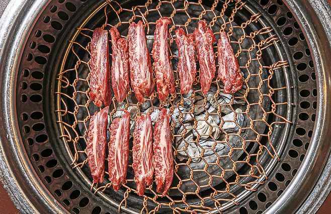 서울 상암동 한우 전문점 '배꼽집'의 갈빗살 1인분 150g. 과거 고깃집 1인분 200g보다 4분의 1가량 적다. '1인분=120g'인 곳도 적지 않다. /이신영 영상미디어 기자