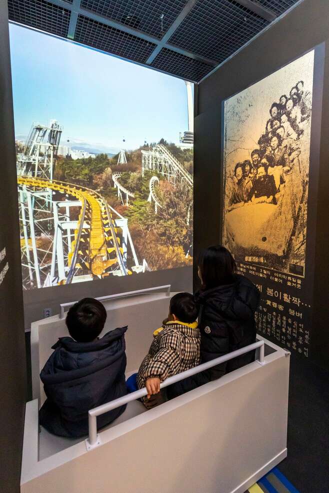 '청룡의 해'를 기념해 '용, 날아오르다' 전시를 여는 '국립민속박물관'. 추억 속 놀이공원 청룡열차가 스크린에 펼쳐진다. / 이신영 영상미디어 기자