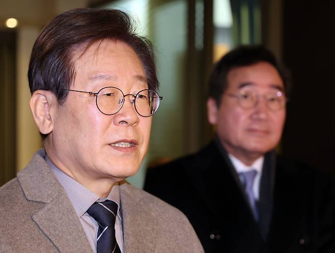 더불어민주당 이재명 대표가 30일 오전 서울 중구의 한 식당에서 이낙연 전 대표와 회동을 마친 후 입장을 밝히고 있다. /연합뉴스