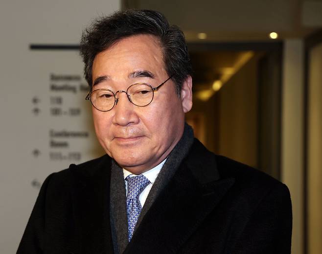 이낙연 전 민주당 대표가 30일 서울 중구의 한 음식점에서 회동을 마친 뒤 굳은 표정을 지으며 입장을 밝히고 있다. /뉴스1