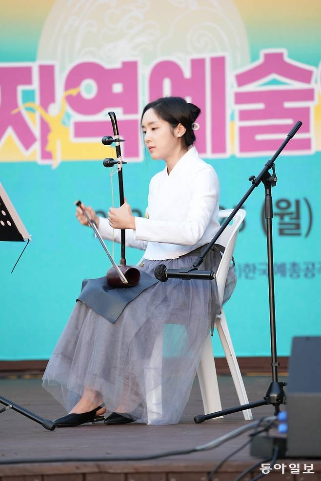 한민지 씨가 해금을 연주하고 있다. 한민지 씨 제공.