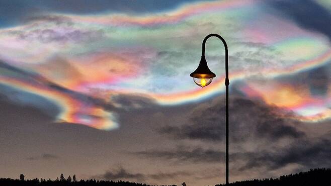 지난 18~20일(현지시간) 노르웨이 하늘에 나타난 자개 구름. 사진=라무네 사파일라이트/스페이스웨더닷컴