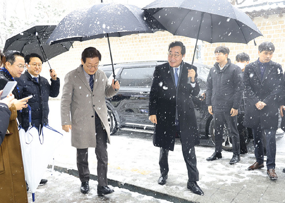 이재명 더불어민주당 대표가 30일 오전 서울 중구의 한 식당 앞에서 차에서 내리는 이낙연 전 대표에게 인사하고 있다. (공동취재사진) [사진=뉴시스]