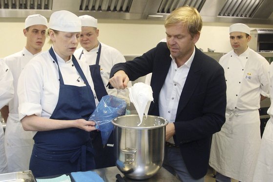 빌 그레인저(가운데 검은색 재킷 차림)가 2011년 버킹검궁에서 요리를 준비하고 있다. AP=연합뉴스