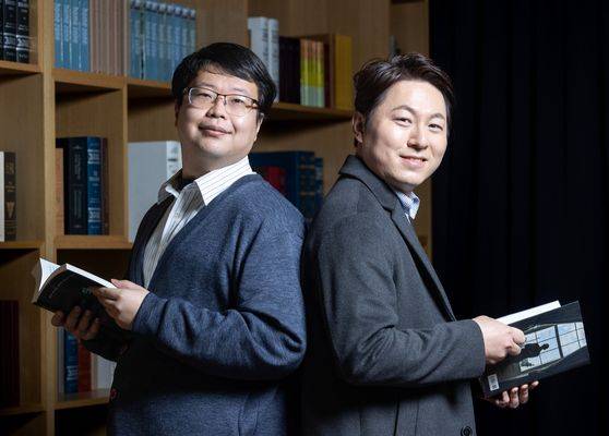 ‘2023 월드와이드 웹 소설 공모전(WWW)’ 대상 수상자 김찬수 작가(오른쪽)와 최다 부문수상자 정종균 작가. 최기웅 기자