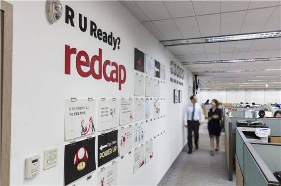 레드캡투어 을지로 본사에서 직원들이 업무에 보고 있다. 레드캡투어 제공