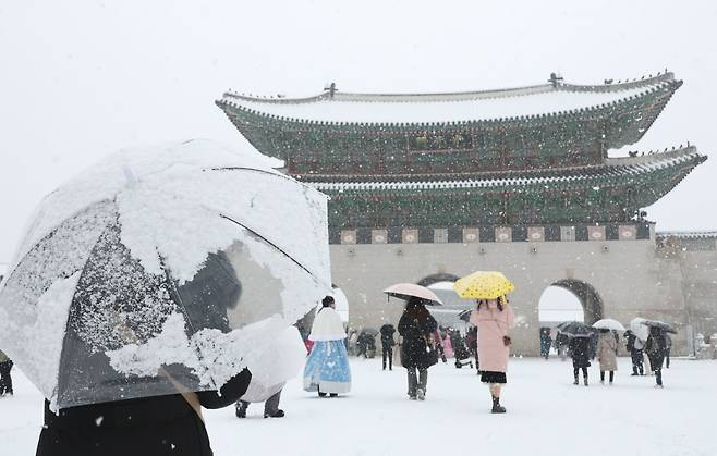 서울 전역에 대설주의보가 발효된 30일 오후, 관광객들이 서울 종로구 경복궁을 관람하고 있다. /사진=연합뉴스