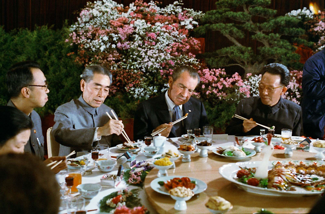 1972년 2월 21일 당시 리처드 닉슨 미국 대통령이 중국을 방문해 저우언라이(주은래) 중국 초대 국무원 총리와의 만찬 자리에서 젓가락으로 식사를 하고 있다. 식탁 위에 레이지 수잔이 보인다.  핑퐁 외교 끝에 성사된 닉슨 방중 ·미중 정상회담이라는 역사적 순간에 레이지 수잔은 현장을 지켰다. [사진 출처=백악관]