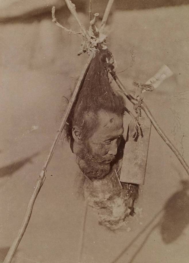 서소문 밖 네거리에 효수된 동학군 머리. 사진을 통해 효수는 머리를 장대위에 꽂는게 아니라 가느다란 나무 작대기 세개를 세워 걸어놓는다는 사실을 알 수 있다. [미국 헌팅턴도서관 아카이브]