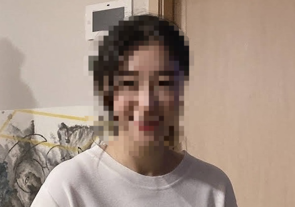 유튜브채널 ‘카라큘라 범죄 연구소’가 커뮤니티에서 배우 이선균을 협박해 수천만원을 뜯어낸 혐의로 구속된 20대 여성의 신상을 공개했다.[사진출처 = 유튜브]