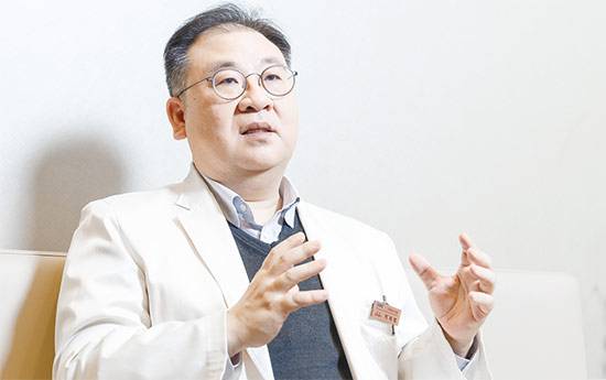 선천적으로 자궁 없이 태어난 여성이 두 번의 수술 끝에 자궁 이식에 성공했다. 사진은 박재범 삼성서울병원 이식외과 교수가 매경이코노미와 인터뷰하는 모습. (윤관식 기자)