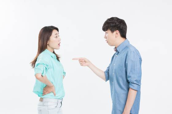 30일 직장인 익명 커뮤니티 '블라인드'에는 아버지를 일찍 여의고 어머니 혼자 공장에 다니며 번 돈으로 자녀를 키워왔다는 자신의 얘기에 어머니를 무시하는 반응을 보였다는 남자친구와 헤어진 한 여성의 사연이 올라왔다./사진=이미지투데이