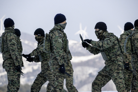 육군 특전사 장병이 특공무술훈련을 통해 근접격투로 적을 일격에 제압하는 실전능력을 배양하고 있다. 육군 제공