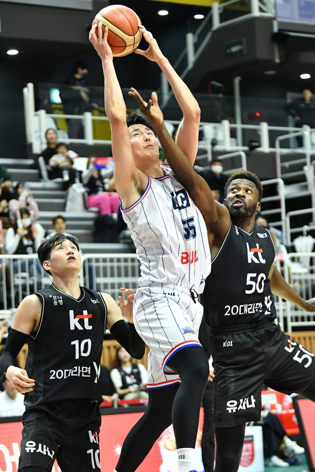 KT-KCC 경기 장면. /사진=KBL 제공