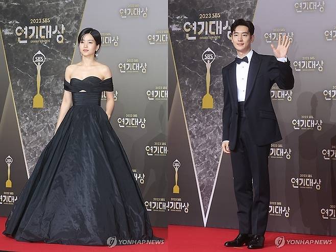 배우 김태리(왼쪽)과 이제훈 배우 김태리와 이제훈이 29일 서울 마포구 상암동 SBS프리즘타워에서 열린 2023 SBS 연기대상 레드카펫에서 포즈를 취하고 있다. [연합뉴스 자료사진]