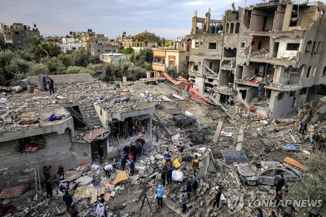 이스라엘 폭격 현장에서 이뤄지는 시신 수습 [AFP 연합뉴스. 재판매 및 DB 금지]