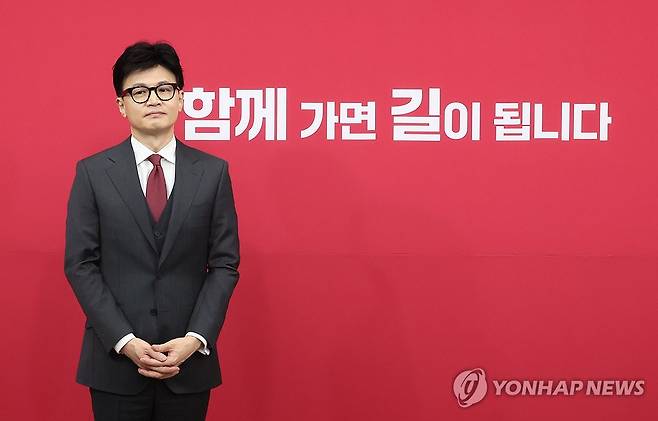 국민의힘 '한동훈 비대위' 공식 출범 (서울=연합뉴스) 이정훈 기자 = 국민의힘 한동훈 비상대책위원장이 29일 국회에서 열린 비상대책위원 임명장 수여식에 참석하고 있다. 2023.12.29 uwg806@yna.co.kr