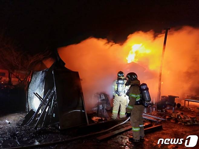 30일 오후 7시12분쯤 충북 괴산군 사이면 방축리 한 양봉장 컨테이너 건물에서 화재가 발생해 5000만원의 재산 피해가 났다.(괴산소방서 제공)/뉴스1