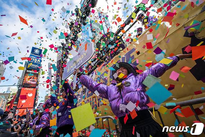 미국 뉴욕 타임스퀘어에서 새해를 맞이하기 위해 축하 퍼레이드를 벌이고 있는 시민들. 2023.12.29. ⓒ 로이터=뉴스1 ⓒ News1 정윤영 기자