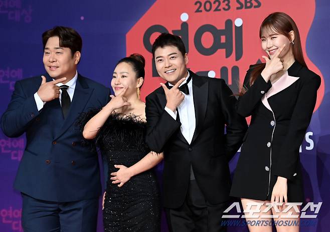 2023 SBS 연예대상이 30일 SBS 프리즘타워에서 열렸다. '강심장VS' 문세윤 조현아 전현무 엄지윤이 포토타임을 갖고 있다. 상암동=허상욱 기자wook@sportschosun.com/2023.12.30/