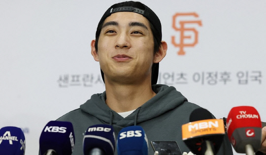 미국프로야구(MLB) 샌프란시스코 자이언츠에 입단한 이정후가 지난 19일 오후 인천국제공항을 통해 귀국한 뒤 취재진에게 입단 소감을 말하고 있다. 이정후는 샌프란시스코와 6년간 1억1300만달러(약 1469억 원)에 초특급 계약을 했다. 사진=연합뉴스