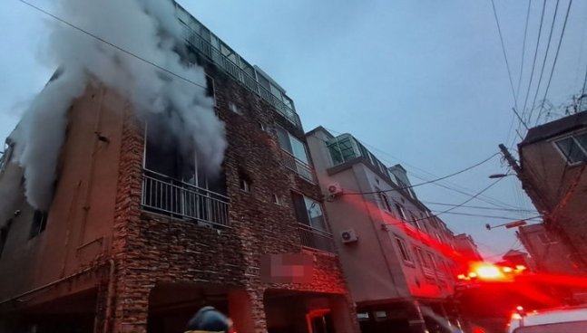 30일 오후 울산 남구의 한 원룸에서 화재가 발생해 혼자 있던 5살 남자아이가 숨졌다. (사진=울산소방본부 제공) 2023.12.30.