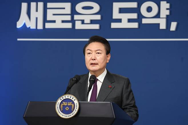 윤석열 대통령이 2023년 1월1일 서울 용산 대통령실 청사에서 신년사를 발표하고 있다. (사진=대통령실 제공) /사진=뉴시스화상