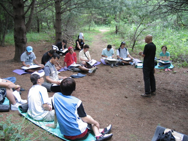2005년 7월 캠프나비 참가자들이 박상설 선생의 열린 인성 교육 프로그램을 듣고 있다. 나무와달 출판사 제공