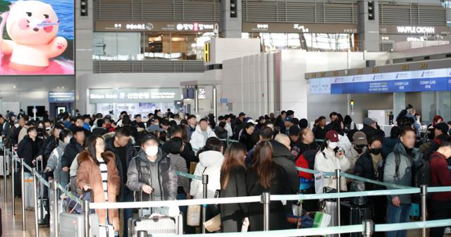 12월 28일 인천국제공항 출국장이 연말·연시를 해외에서 보내려는 출국인파로 붐비고 있다. 뉴스1