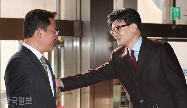 한동훈(오른쪽) 국민의힘 비상대책위원장이 지난 27일 국회 본관에서 마중을 나온 김형동 비서실장과 인사하고 있다. 고영권 기자