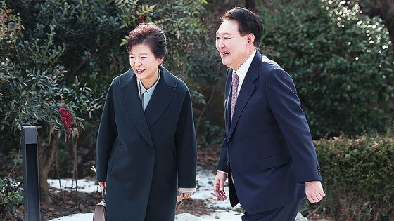 윤석열 대통령이 29일 박근혜 전 대통령을 만나 서울 용산구 한남동 관저에서 오찬을 마친 뒤 산책하고 있다. 사진 대통령실