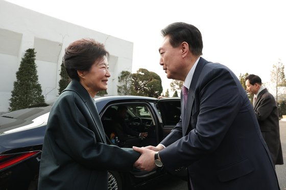 윤석열 대통령이 29일 박근혜 전 대통령을 만나 서울 용산구 한남동 관저에서 오찬을 마친 뒤 배웅하고 있다. 뉴스1