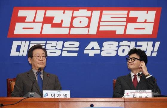 더불어민주당 이재명 대표와 국민의힘 한동훈 비상대책위원장이 지난 29일 국회 민주당 대표실에서 만나고 있다. 연합뉴스