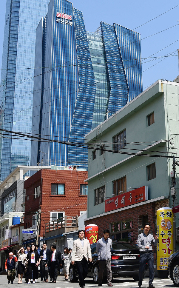 부산 남구 문현동 문현금융단지 직장인들이 점심을 먹으러 걸어가고 있다. 국제신문DB