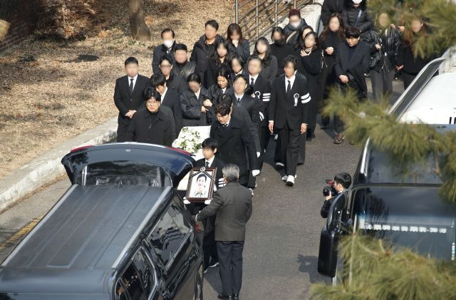 지난 29일 오전 서울 종로구 연건동 서울대학교병원 장례식장에서 고(故) 배우 이선균의 발인이 엄수되고 있다. 연합뉴스