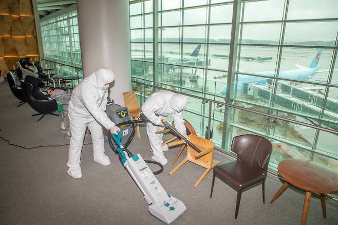 지난달 17일 인천국제공항 제2터미널 환승라운지에서 공항 관계자들이 빈대 방역 활동을 하고 있다./사진=공동취재(뉴스1)