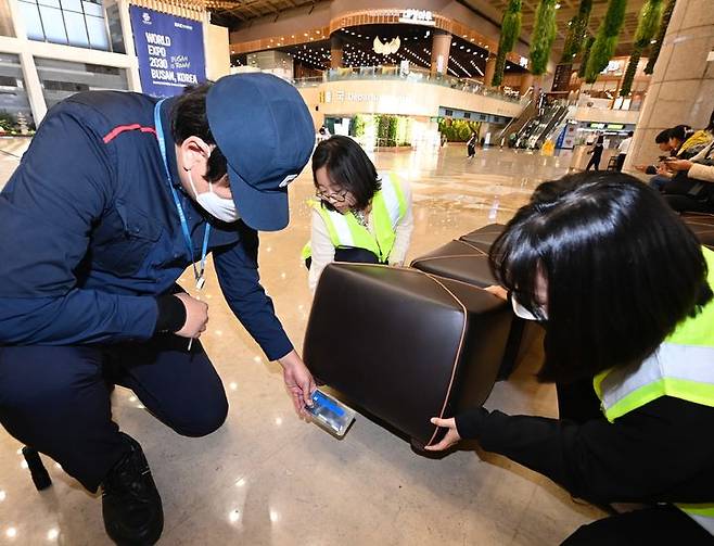 [서울=뉴시스] 한국공항공사는 지난달 7일 김포국제공항 터미널 내 유아휴게실과 여객 쉼터에 빈대 전용 모니터링 키트(트랩)를 설치했다고 밝혔다. 사진은 관계자들이 김포국제공항 출발장에 키트를 설치하는 모습. 2023.12.31. (사진=인천공항공사 제공) photo@newsis.com *재판매 및 DB 금지