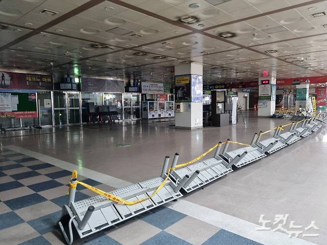 폐업 1년째인 성남종합버스터미널. 승차홈으로 이용됐던 구역에는 통제선이 쳐져 있다. 정성욱 기자