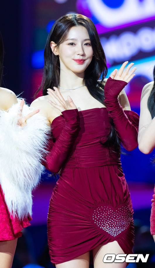 [OSEN=인천, 민경훈 기자] 25일 오후 인천 중구 영종도 인스파이어 엔터테인먼트 리조트 2023 SBS 가요대전 레드카펫 포토월 행사가 열렸다.(여자)아이들 미연이 입장하며 포즈를 취하고 있다. 2023.12.25 / rumi@osen.co.kr