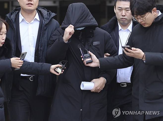 '압구정 롤스로이스' 마약 처방 의사, 영장심사 (서울=연합뉴스) 윤동진 기자 = 약물에 취해 차를 몰다 행인을 치어 숨지게 한 '압구정 롤스로이스' 사건 운전자에게 마약류를 처방한 의사 염모씨가 27일 오전 서울 서초구 서울중앙지법에서 구속 전 피의자 심문(영장실질심사)을 받은 후 법원을 나서고 있다. 2023.12.27 mon@yna.co.kr