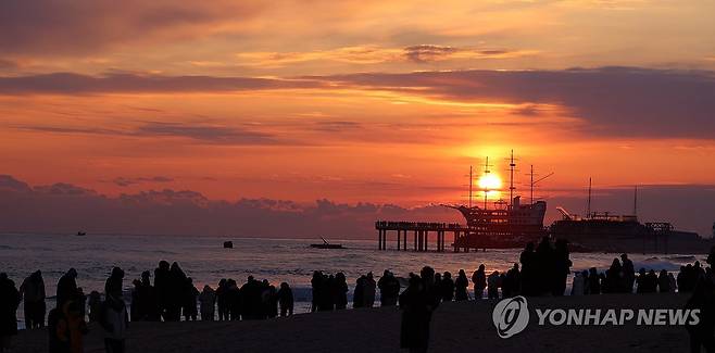 일출 명소 정동진 찾은 해맞이 관광객 (강릉=연합뉴스) 유형재 기자 = 24일 일출 명소인 강원 강릉시 강동면 정동진 해변을 찾은 많은 해맞이 관광객이 일출을 바라보고 있다. 2023.12.24 yoo21@yna.co.kr