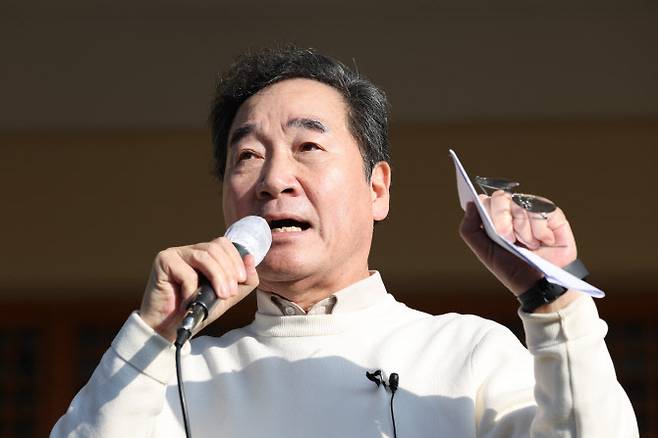 이낙연 전 더불어민주당 대표가 1일 오전 경기도 고양시 행주산성에서 지지자들에게 신년인사를 하고 있다.(사진=연합뉴스)