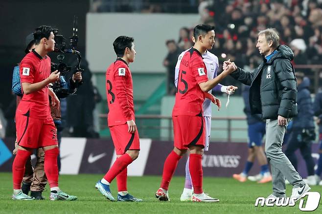 16일 서울 마포구 서울월드컵경기장에서 열린 2026 FIFA 북중미 월드컵 아시아 지역 2차 예선 C조 조별리그 대한민국과 싱가포르의 경기에서 위르겐 클린스만 대한민국 축구대표팀 감독이 5대0 승리를 거둔 선수들을 격려하고 있다. 2023.11.16/뉴스1 ⓒ News1 민경석 기자