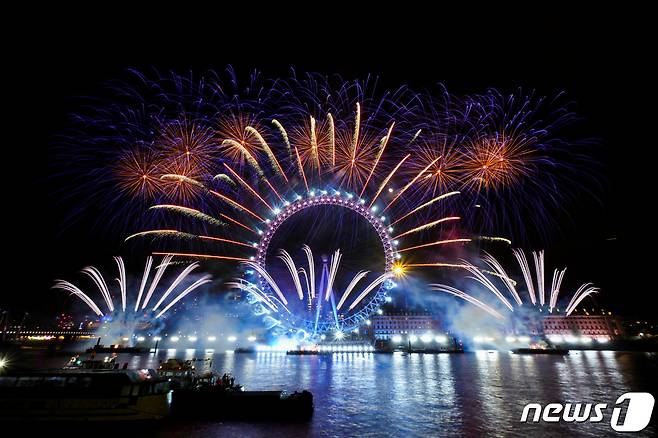 1일(현지시간) 영국 런던에서 2024년 새해를 기념하는 불꽃놀이 행사가 열렸다. 관광 명소인 대관람차 '런던 아이'를 배경으로 화려한 불꽃이 수를 놓고 있다. ⓒ 로이터=뉴스1 ⓒ News1 이유진 기자