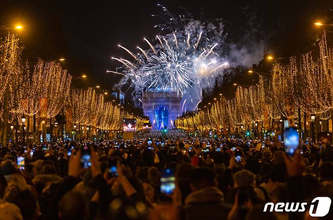 2024년 갑진년(甲辰年) 새해 첫날인 1일 오전(현지시간) 프랑스 파리 개선문에서 새해를 알리는 카운트다운과 함께 불꽃놀이가 펼쳐지고 있다. 2024.1.1/뉴스1 ⓒ News1 이준성 기자