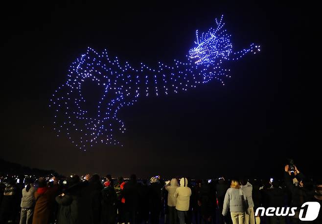 1일 울산 울주군 간절곶에서 해돋이 행사를 기념해 울산 최초로 1000대의 드론 공연을 펼쳤다. 2024 갑진년 청룡의 해를 맞아 드론 1000대가 청룡을 표현하고 있다.2024.1.1/뉴스1 ⓒ News1 김지혜 기자