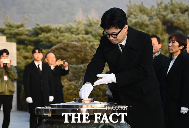 한동훈 국민의힘 비상대책위원장이 2024년 갑진년(甲辰年) 새해 첫날인 1일 오전 서울 동작구 국립서울현충원을 찾아 참배하고 있다. /박헌우 기자