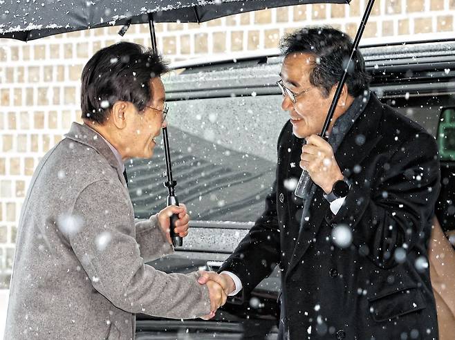 더불어민주당 이재명(왼쪽) 대표와 이낙연 전 대표가 지난 30일 서울 종로구의 한 식당 앞에서 만나 악수하고 있다. 이재명 대표는 이 자리에서 "대표직 사퇴와 비대위 구성은 받아들일 수 없다"고 했고, 이낙연 전 대표는 "제 갈 길을 가겠다"고 했다. /이덕훈 기자