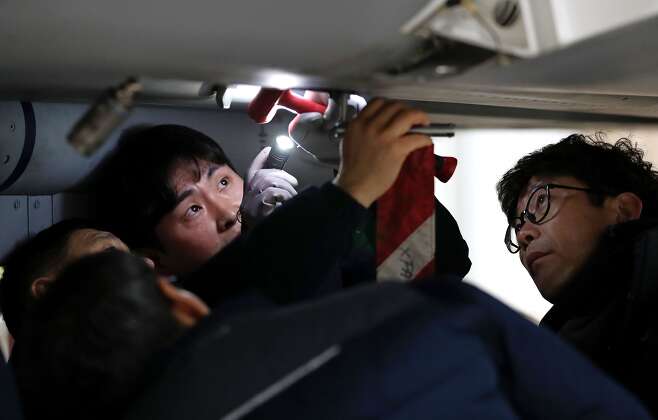 카이 소속 직원들이 지난 18일 한파속에서도 맡은 미션을 위해 KF-21의 비행준비를 하고 있다. /남강호 기자