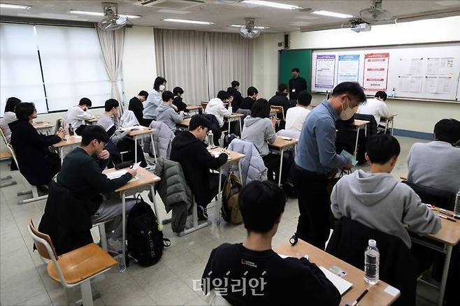 2024학년도 대학수학능력시험날 서울 용산고등학교에서 수험생들이 시험을 준비하고 있다. ⓒ사진공동취재단